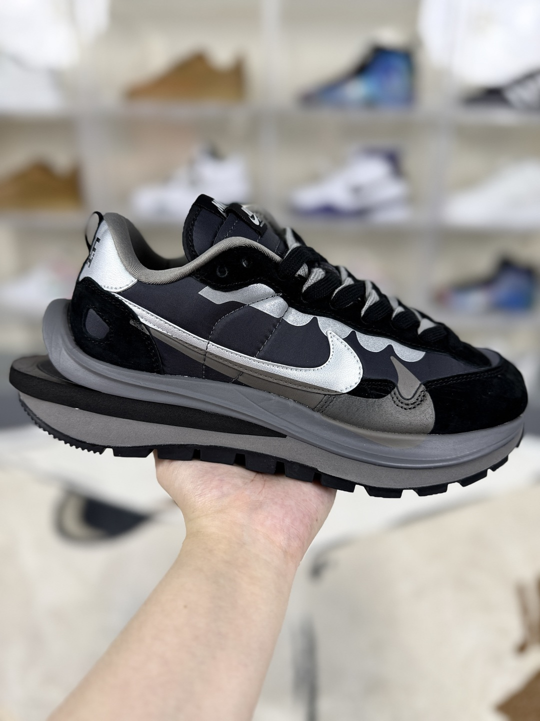 ▪️Y版纯原 Sacai x Nike VaporWaffle 运动舒适 低帮 生活休闲鞋 男女同款 黑灰银 华夫鞋 ▪️在开创未来之时,致敬过往同样重要,Nike x sacai VaporWaffle 正是为那些有远见卓识的人而设计.得益于阿部千登势(Chitose Abe)独树一帜的设计手法,该鞋款将曾屡创记录的 Vaporfly 和源于 1983 年推出的的经典 Pegasus 融为一体,诸多匠心细节令跑者的过去和未来在这里交汇结合;其配色灵感源于 1984年夏天琼•本诺伊特,萨缪尔森的马拉松比赛夺冠之战;舒适稳固的鞋面巧搭经典华夫格外底,塑就具有开创性的 sacai 前卫造型,同时为你的双足带来舒适贴合感受. ▪️ (36 36.5 37.5 38 38.5 39 40 40.5 41 42 42.5 43 44 44.5 45 46 47.5) ▪️货号:DD1875-300