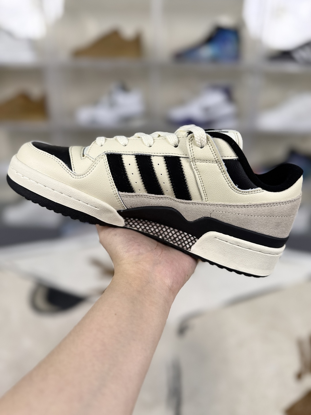 Adidas Originals Forum 84 Low-Top Sneakers - White/Black/Gray - Unisex Design 3 cmp i1749075559204 8949 0 1