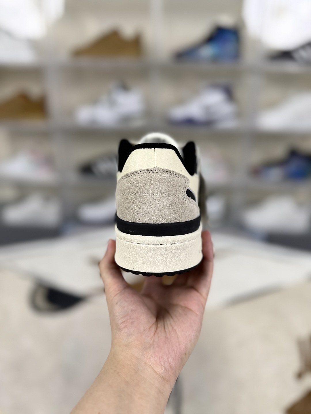 Adidas Originals Forum 84 Low-Top Sneakers - White/Black/Gray - Unisex Design 4 cmp i1749075563646 2698 0 2