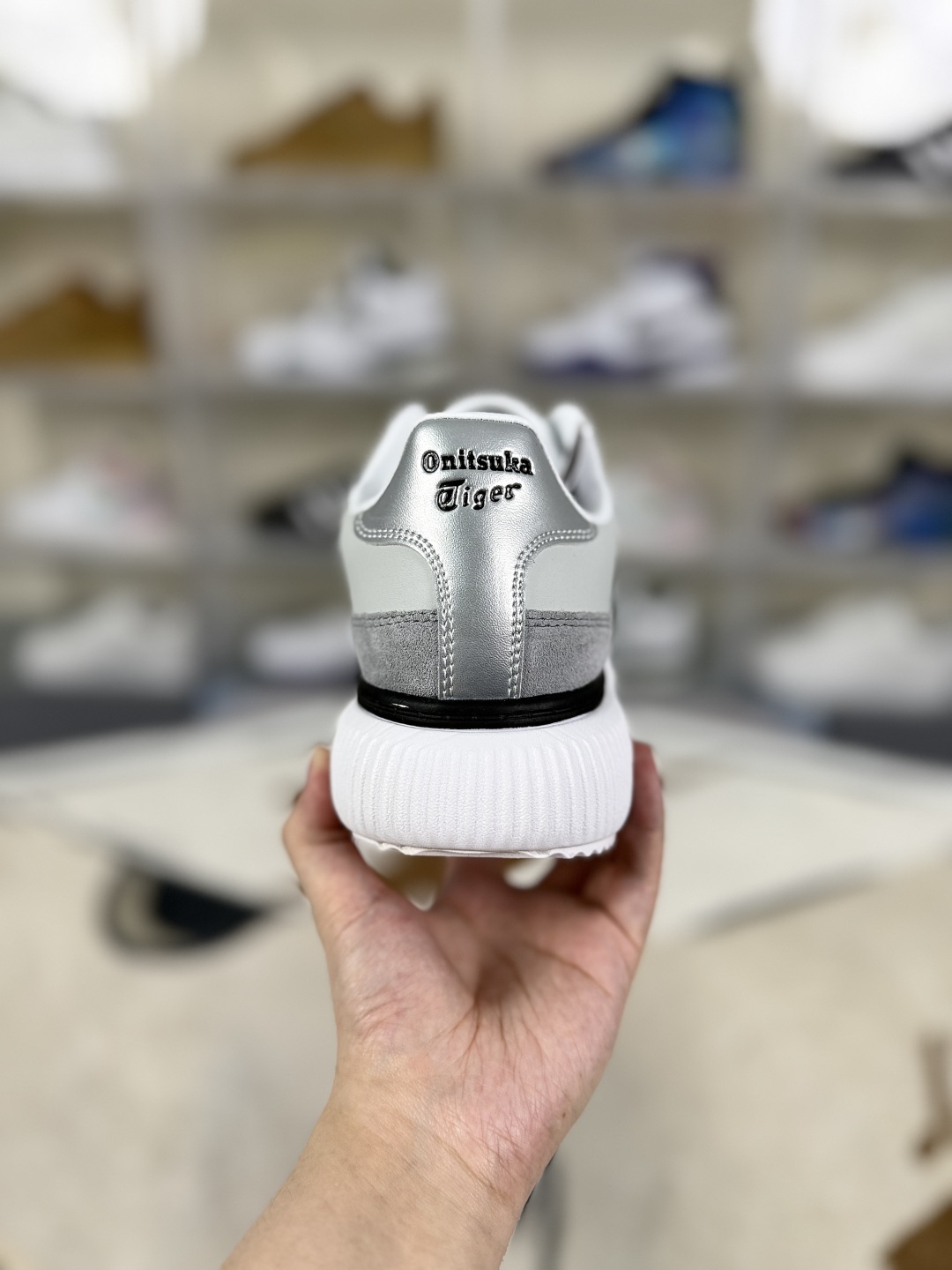Onitsuka Tiger Delecity Grey Low-Top Sneakers - Comfortable & Stylish 4 cmp i1749159868968 6721 0 2