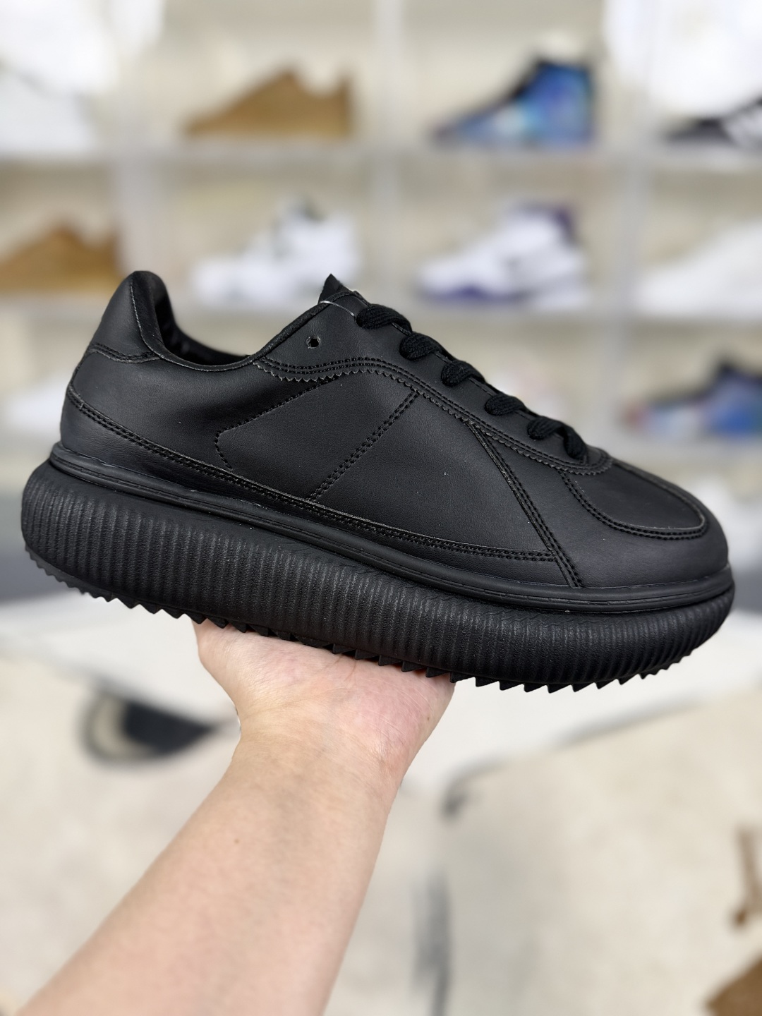 Onitsuka Tiger Delecity: Soft, Comfy, Slip-Resistant Black Casual Shoes 1 cmp i1749159898019 4776 0 0