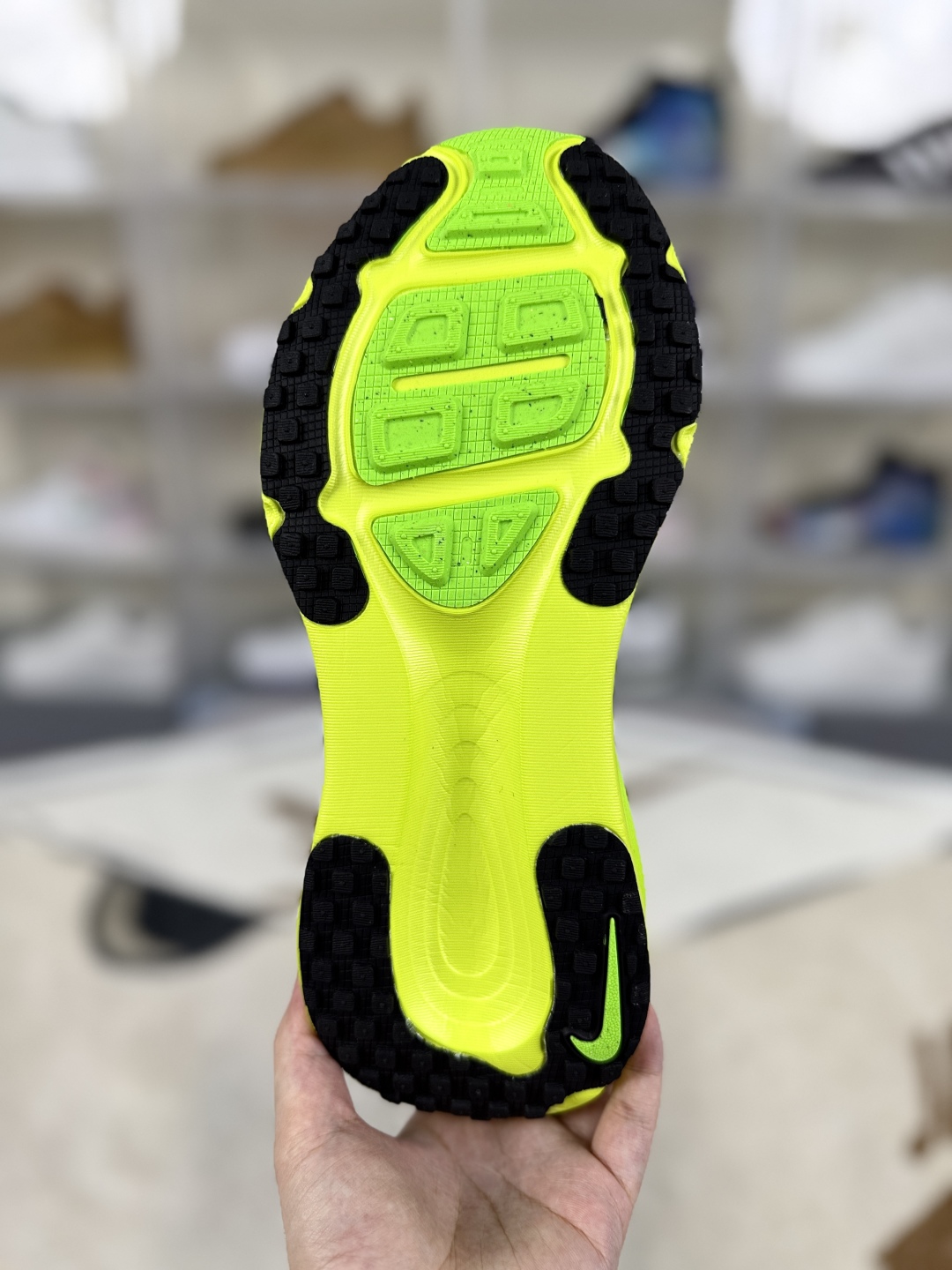 Nike Vomero 18: White & Green Running Shoes - Comfortable, Durable, & Stylish 6 cmp i1749334681768 229 0 4