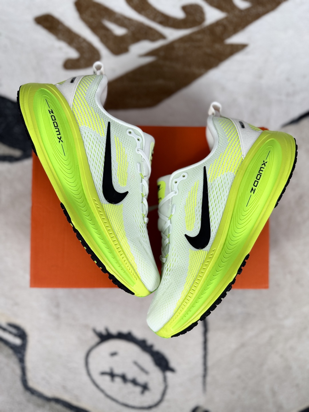 Nike Vomero 18: White & Green Running Shoes - Comfortable, Durable, & Stylish 5 cmp i1749334681769 9731 0 6
