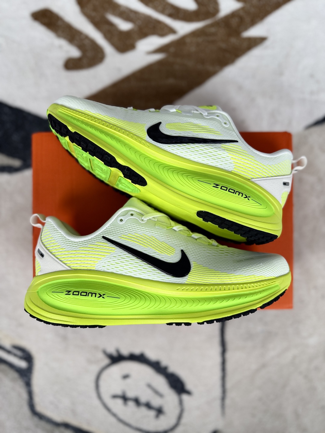 Nike Vomero 18: White & Green Running Shoes - Comfortable, Durable, & Stylish 8 cmp i1749334684016 458 0 7