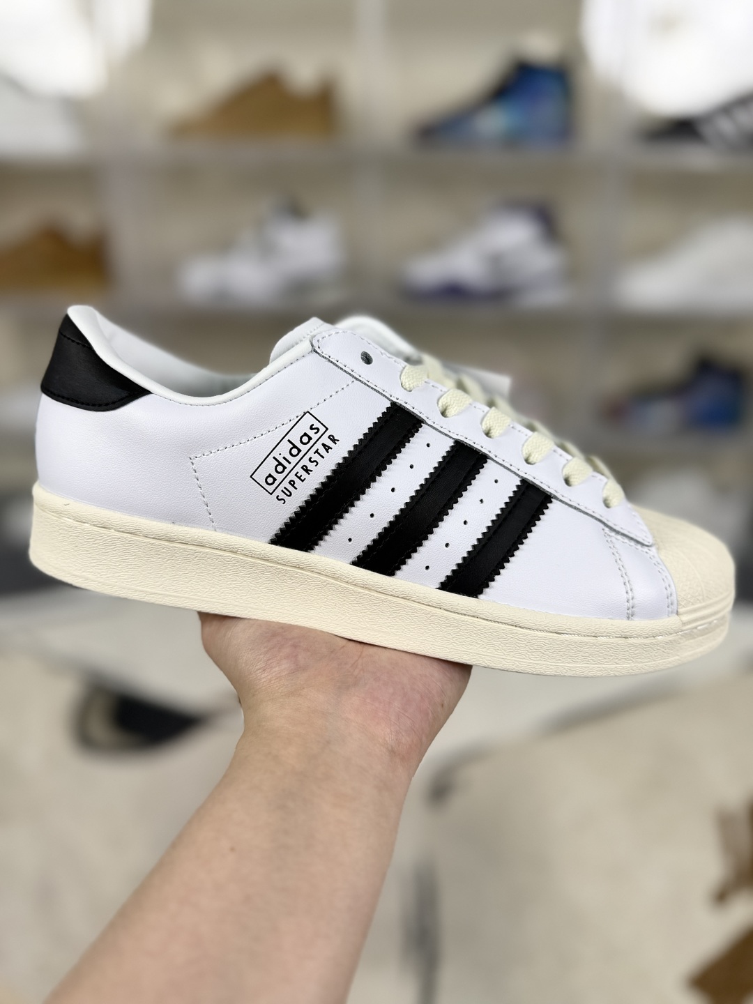 Adidas Originals Superstar Vintage Low-Top Sneakers - White/Black, Unisex Style 2 cmp i1749470575782 9170 0 0