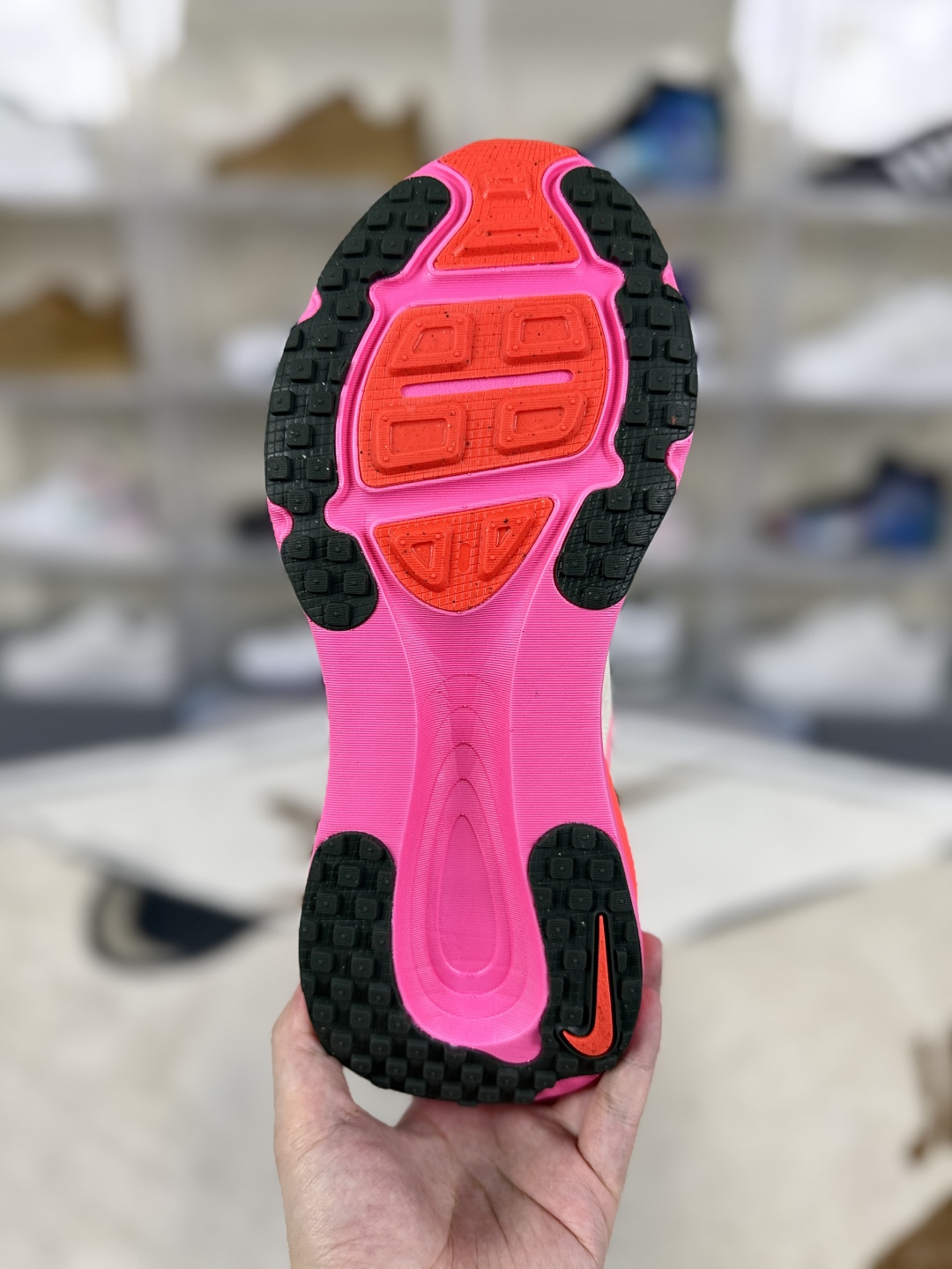 Nike Vomero 18 Women's Running Shoes - Comfortable, Durable, White and Pink 7 cmp i1749756392102 1947 0 4