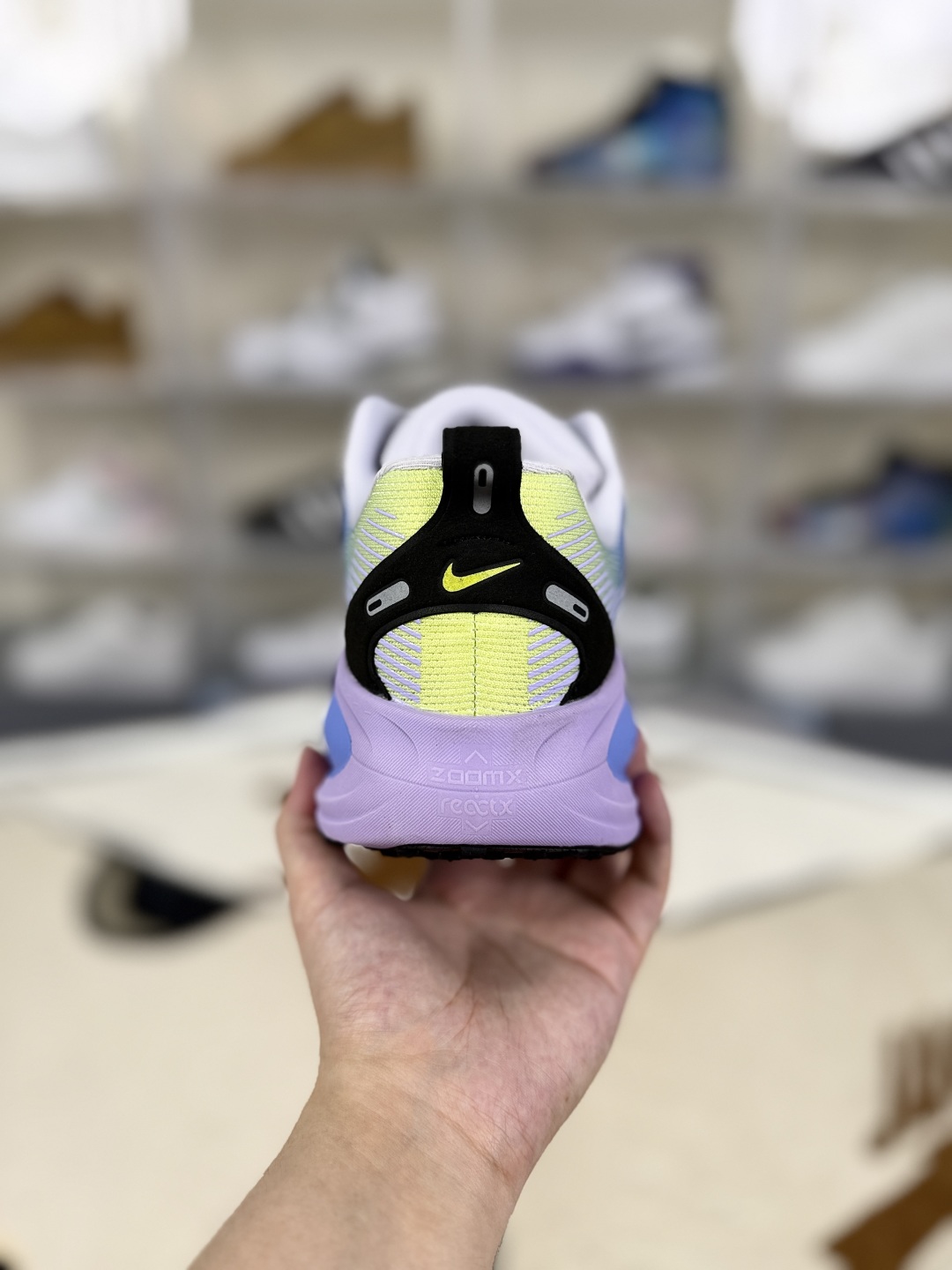 Nike Vomero 18 Running Shoes, Comfortable, Anti-Slip, and Wear-Resistant 4 cmp i1751143087810 9558 0 2