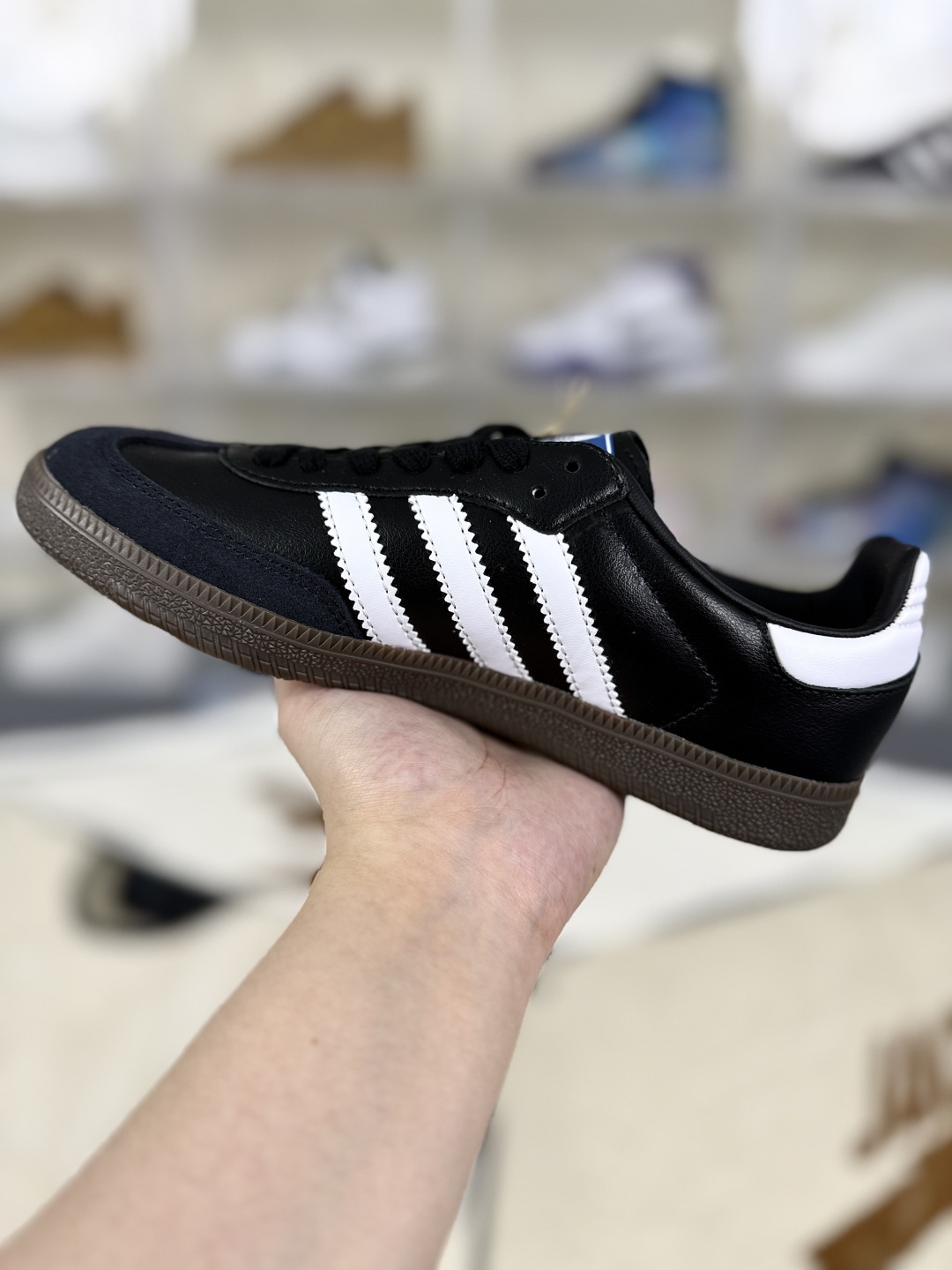 Adidas Originals Samba OG Low-Top Sneakers - Classic Black & White - Unisex 3 cmp i1751393209295 7100 0 1