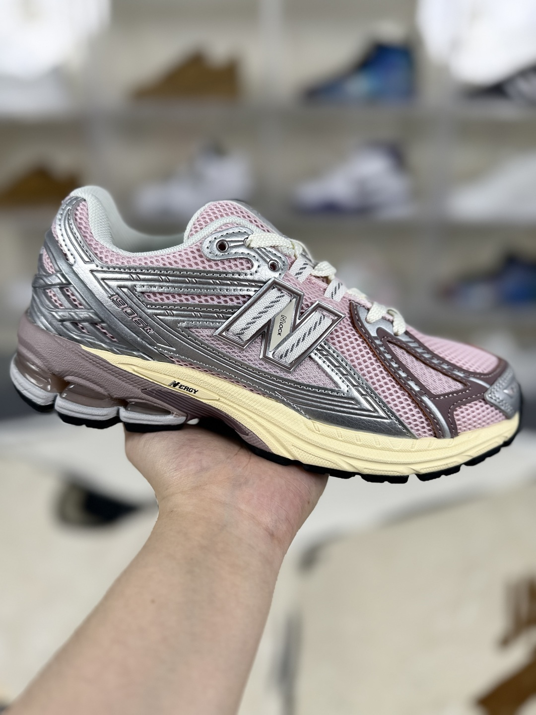 ▪️Z版纯原 New Balance NB 1906R 舒适轻盈透气减震轻便 低帮跑步鞋 男女同款 银粉色 新百伦 ▪️ (36 37 37.5 38 38.5 39.5 40 40.5 41.5) ▪️货号:U1906RNF ▪️New Balance以诞生于21世纪的科技跑鞋1906为蓝本,融合现代先锋科技与日常使用风格注入当代美学,革新演绎复古时尚.淋漓经典轮廓,致敬千福一代跑者的科技美学,1906R以现代设计语言还原初始配色,层次演绎时光更迭的魅力.