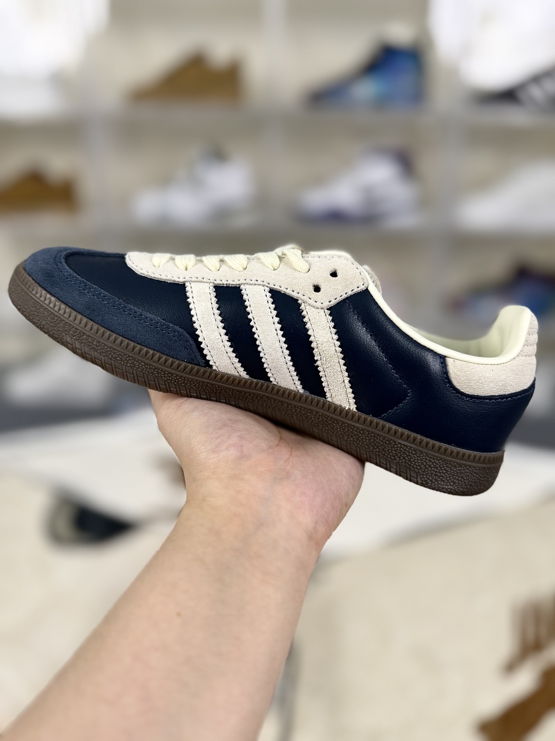 Adidas Originals Samba OG: Retro Style, Modern Comfort. Unisex Low-Top Sneakers. 3 cmp i1753388955499 984 0 1
