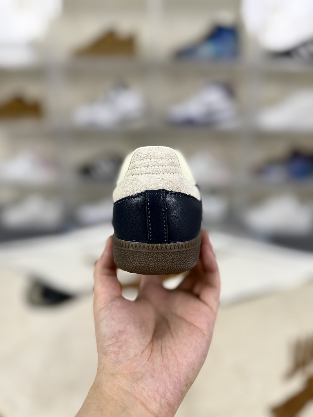 Adidas Originals Samba OG: Retro Style, Modern Comfort. Unisex Low-Top Sneakers. 4 cmp i1753388989464 6859 0 2