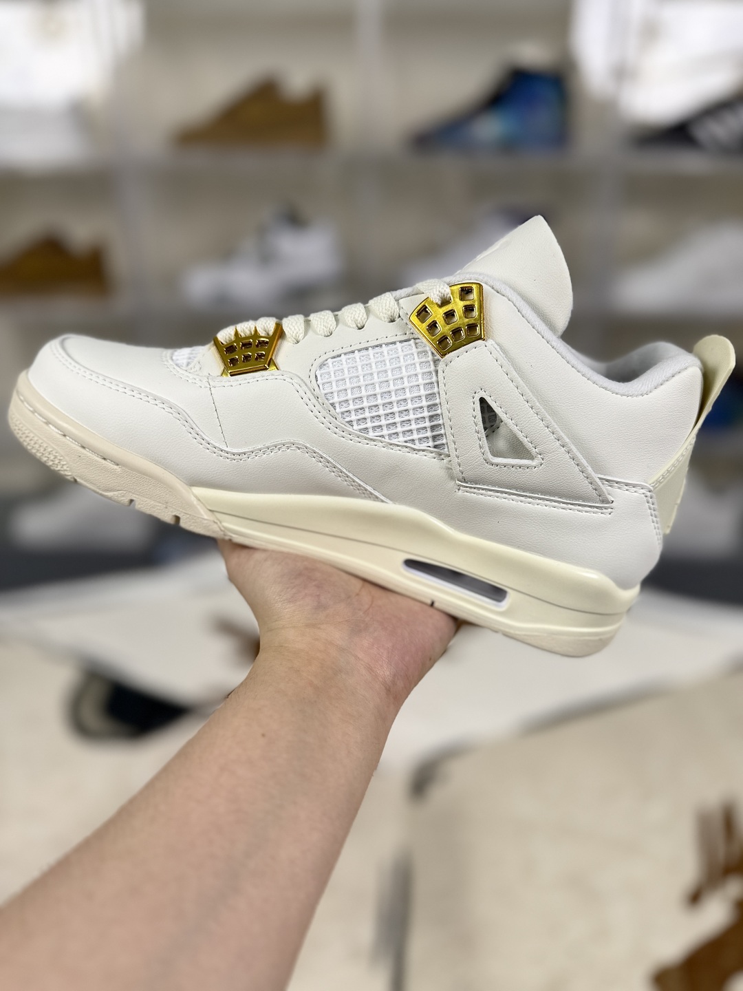 Air Jordan 4 Metallic Gold: Durable Mid-Top Retro Basketball Shoes - Unisex 3 cmp i1753731886780 6987 0 1