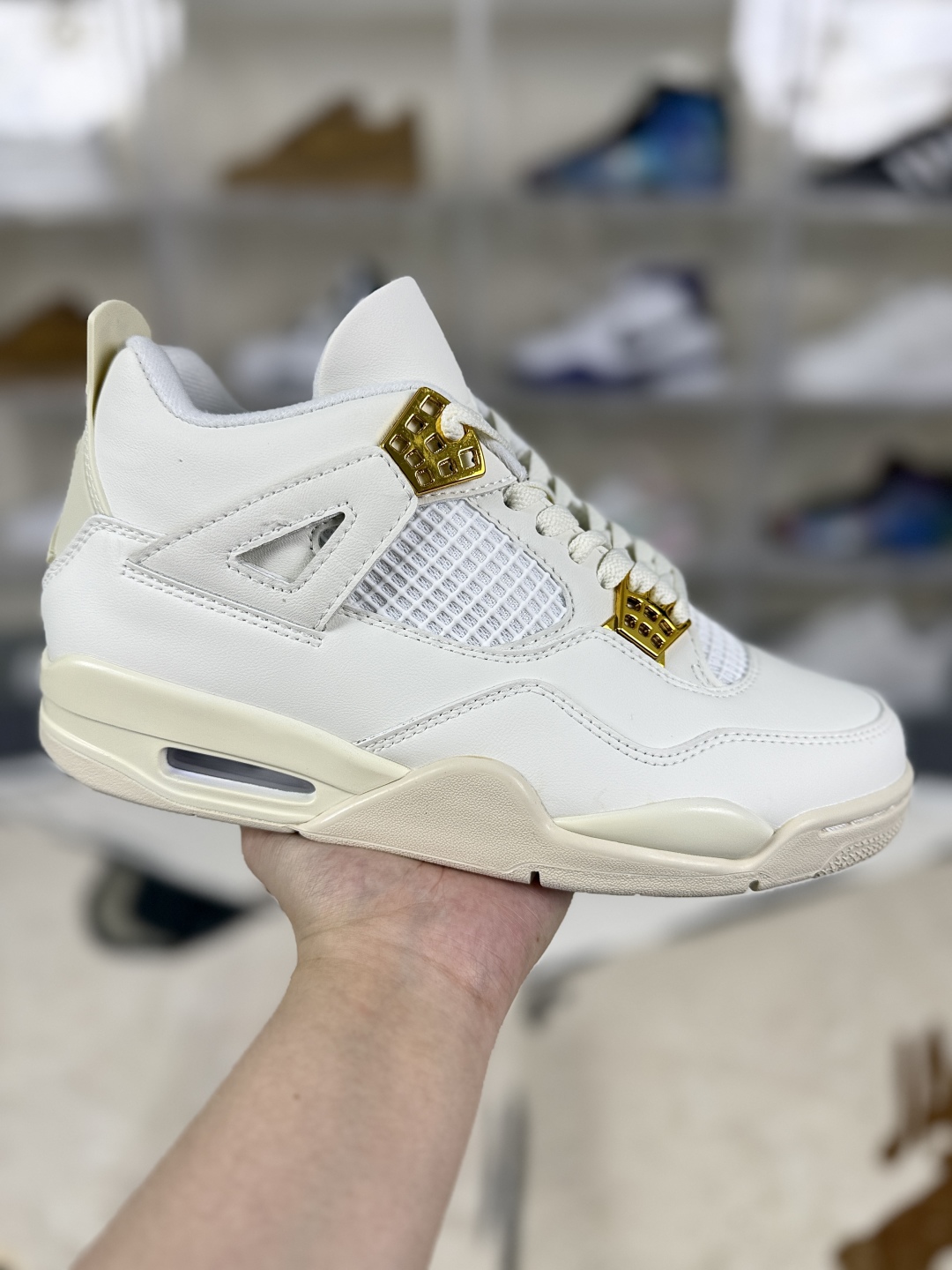 Air Jordan 4 Metallic Gold: Durable Mid-Top Retro Basketball Shoes - Unisex 2 cmp i1753731915878 5581 0 0