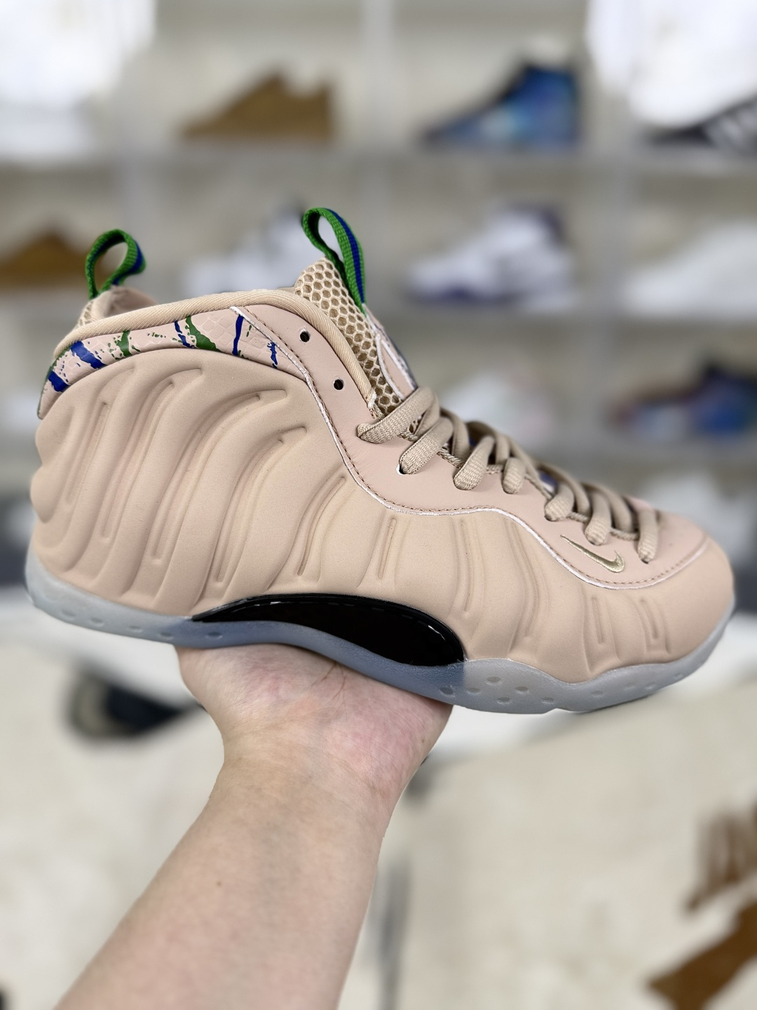▪️H版公司级 Nike Foamposite One particle beige 奶茶喷 百搭 高帮 复古篮球鞋 男女款 粉色 喷泡 ▪️ (40 40.5 41 42 42.5 43 44 44.5 45 46 47.5) ▪️货号:AA3963-200 ▪️1997年是NIKE发展转型的时期,随着飞人乔丹年龄的增长,球风日益稳健,刺激眼球的镜头越来越少,NIKE便选择了球风劲爆、有乔丹接班人之称的—“便士”哈达威成为当家代言人,Nike Air Foamposite One随之上市,国内的球迷也亲切的称其为“喷”.Eric Avar运用了当时世界上鞋类产品最高端的科技——改良后的双层Zoom Air气垫和大面积碳板,因此拥有澎湃脚感,鞋面则采用了Foamposite一体成型鞋面技术,不但具备靓丽的外观和金属的质感,更为鞋子提供了良好的包裹性和支撑性,从而提高了鞋身整体的稳定性.Foamposite One堪称Nike史上最漂亮的鞋款之一,被誉为“来自外太空之作”和“超越时代的篮球鞋”,不但在球鞋设计、球鞋科技领域独树一帜,甚至改变了人们对于球鞋的审美,可以说,它将篮球运动的魅力和耐克的球鞋设计理念提升到了全新的高度.