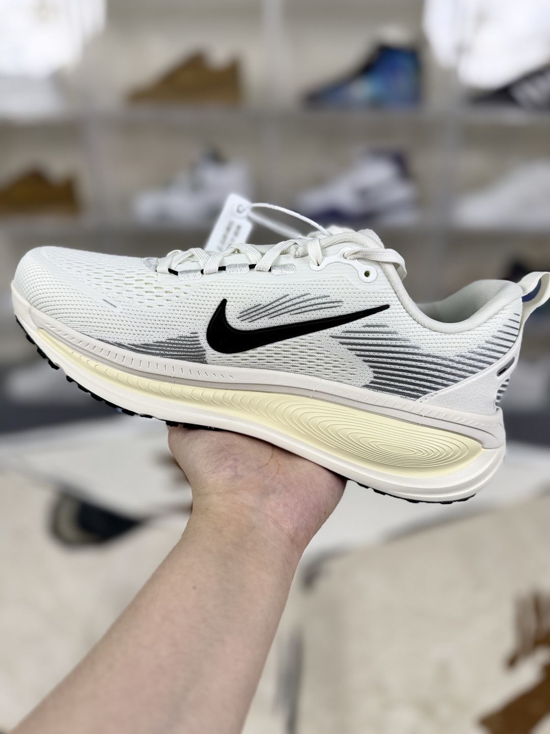 Nike Vomero 18: Ultimate Comfort, Stability, and Style Running Shoes 3 cmp i1754339028952 7282 0 1