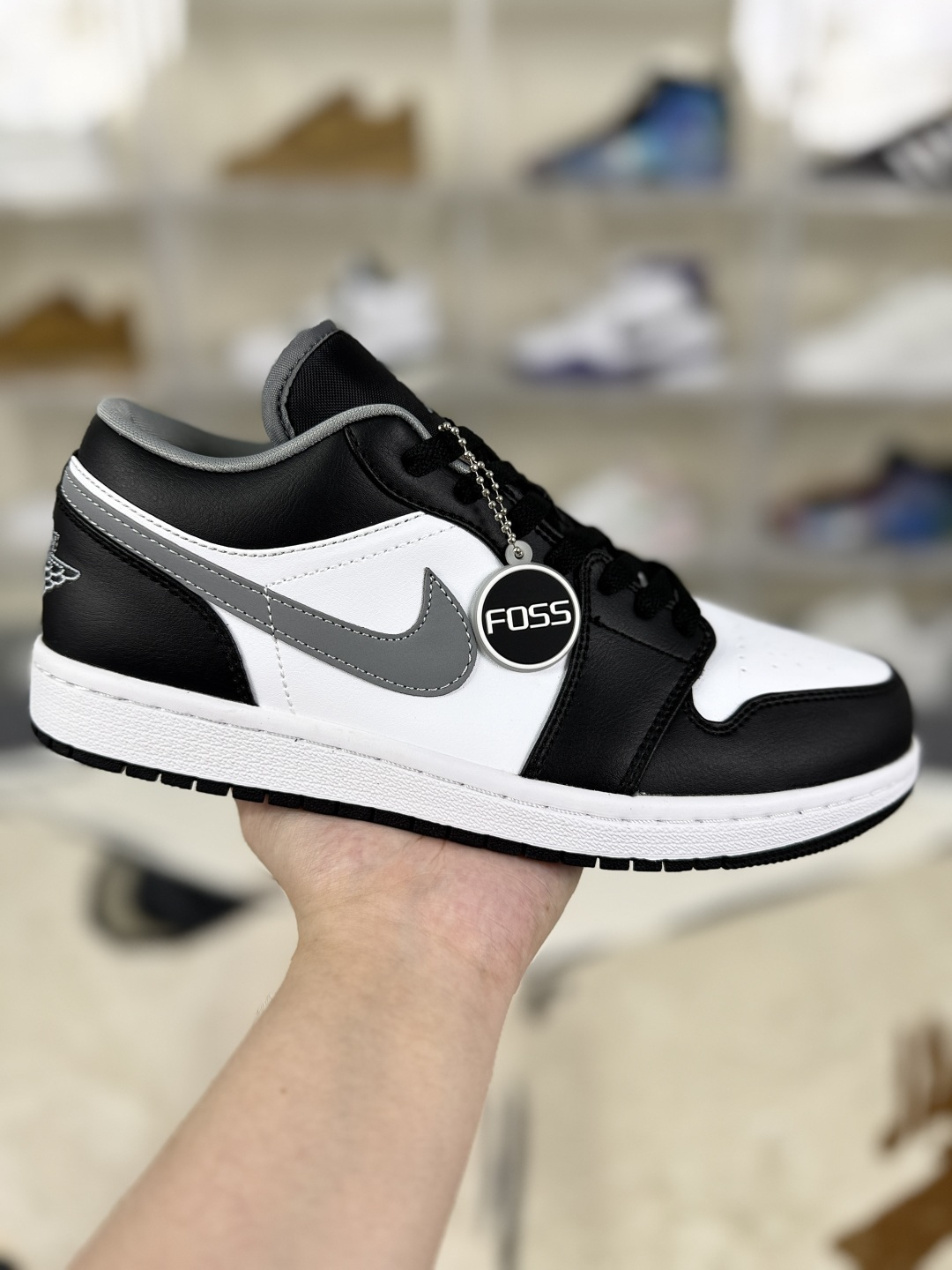▪️FOSS纯原 官方原厂材质 Jordan Air Jordan 1 low "shadow" 影子灰 潮流复古 精致细节 减震防滑耐磨 低帮 复古篮球鞋 男女同款 黑白灰 ▪️ (35.5 36 36.5 37.5 38 38.5 39 40 40.5 41 42 42.5 43 44 44.5 45 46) ▪️货号:553558-040/553560-040 ▪️Air Jordan 1于1985年推出,是耐克第一双以乔丹名字命名的篮球鞋,正是这双鞋,开启了一个时代.Air Jordan 1外形的灵感来自于在当年风靡一时的AirForce 1,同时降低中底厚度,减轻重量,增加贴地感,并采用了后掌Air Sole气垫和最经典的飞翼Logo来自于当时的Nike创意总监Peter Moore.
