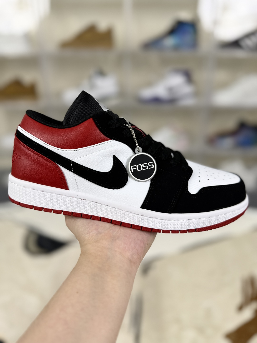 本地💰180   
▪️FOSS纯原 官方原厂材质
Jordan Air Jordan 1 Low“Black Toe” 黑脚趾 低帮 复古篮球鞋 男女同款 黑红白
▪️尺码：35.5-46（35.5 36 36.5 37.5 38 38.5 39 40 40.5 41 42 42.5 43 44 44.5 45 46）
▪️货号：553558-116/553560-116/IB8971-106
▪️Air Jordan 1于1985年推出，是耐克第一双以乔丹名字命名的篮球鞋，正是这双鞋，开启了一个时代。Air Jordan 1外形的灵感来自于在当年风靡一时的AirForce 1，同时降低中底厚度，减轻重量，增加贴地感，并采用了后掌Air Sole气垫和最经典的飞翼Logo来自于当时的Nike创意总监Peter Moore。