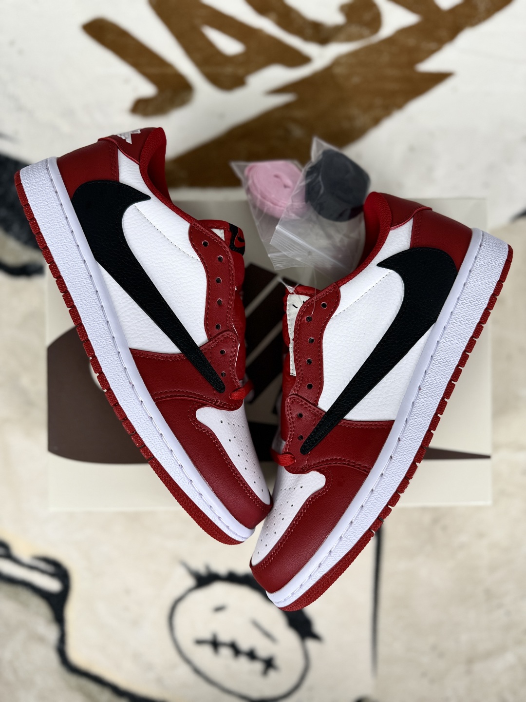 Travis Scott x Air Jordan 1 Low 'Reverse Mocha' Red White Black Sneakers 5 cmp i1755107404073 317 0 6