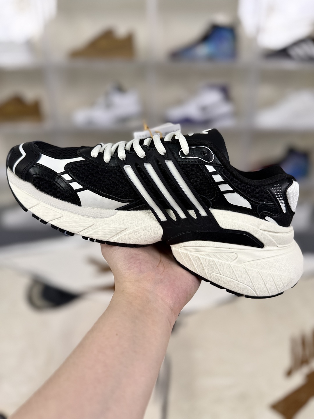 Adidas Originals Adistar XLG: Retro-Style Black & White Low-Top Sneakers 2 cmp i1755204635684 6039 0 1