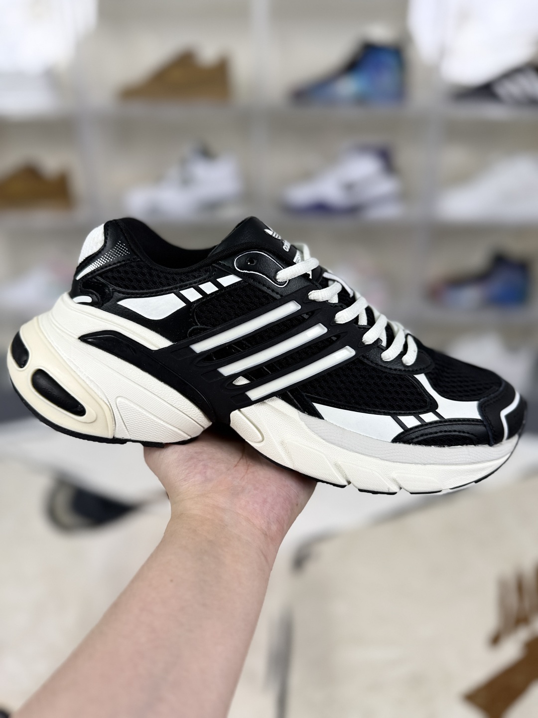 Adidas Originals Adistar XLG: Retro-Style Black & White Low-Top Sneakers 1 cmp i1755204635697 8792 0 0
