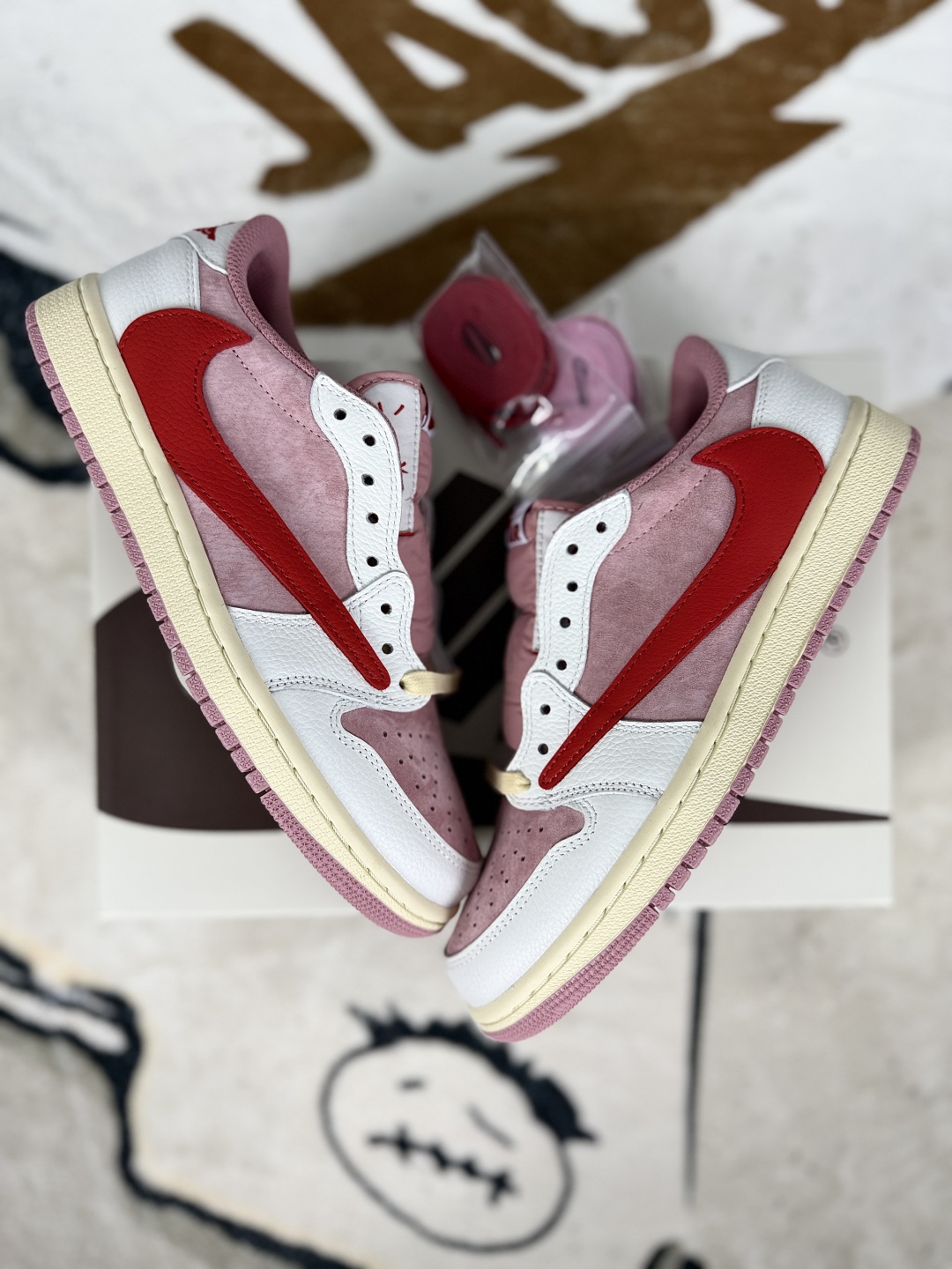 Travis Scott x Air Jordan 1 Low 'Pink Valentine' Edition Sneakers 18 cmp i1755627617918 500 0 6