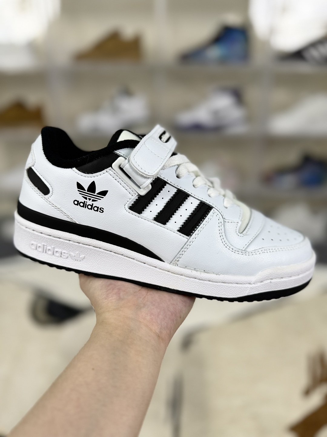 Adidas Originals Forum 84 Low White Black Leather Suede Sneakers FY7757 1 cmp i1755627869485 1881 0 0