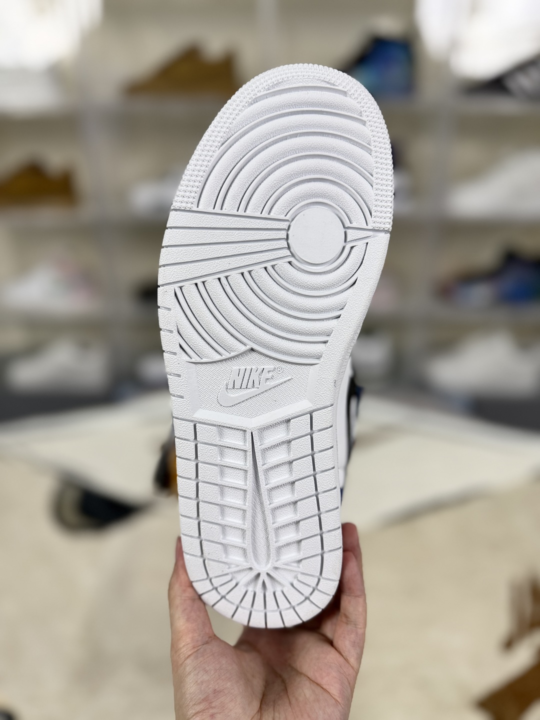 Fragment Design x Union x Jordan Air Jordan 1 Retro High - Blue/White 7 cmp i1755712823313 8568 0 4
