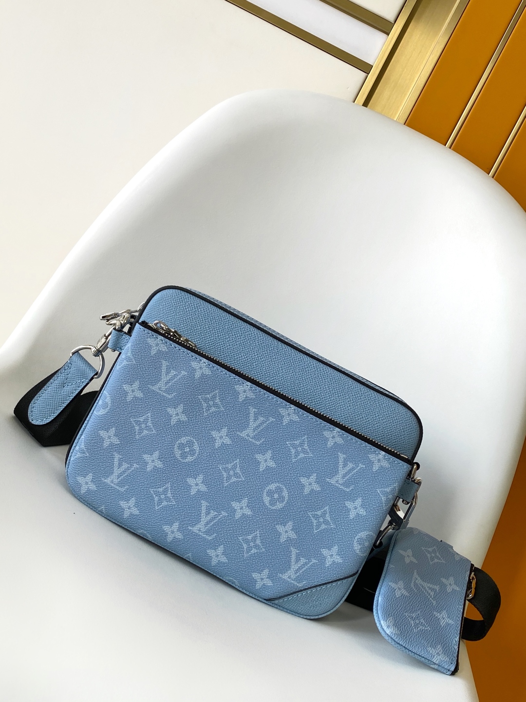 Louis Vuitton Trio Messenger: Elegancia y Funcionalidad en Azul Monogram