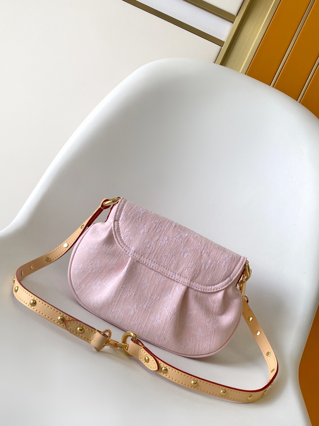 Loewe 动态163 M46829蓝色 M13347 粉色 Sunset 手袋聚焦 Monogram Denim 帆布