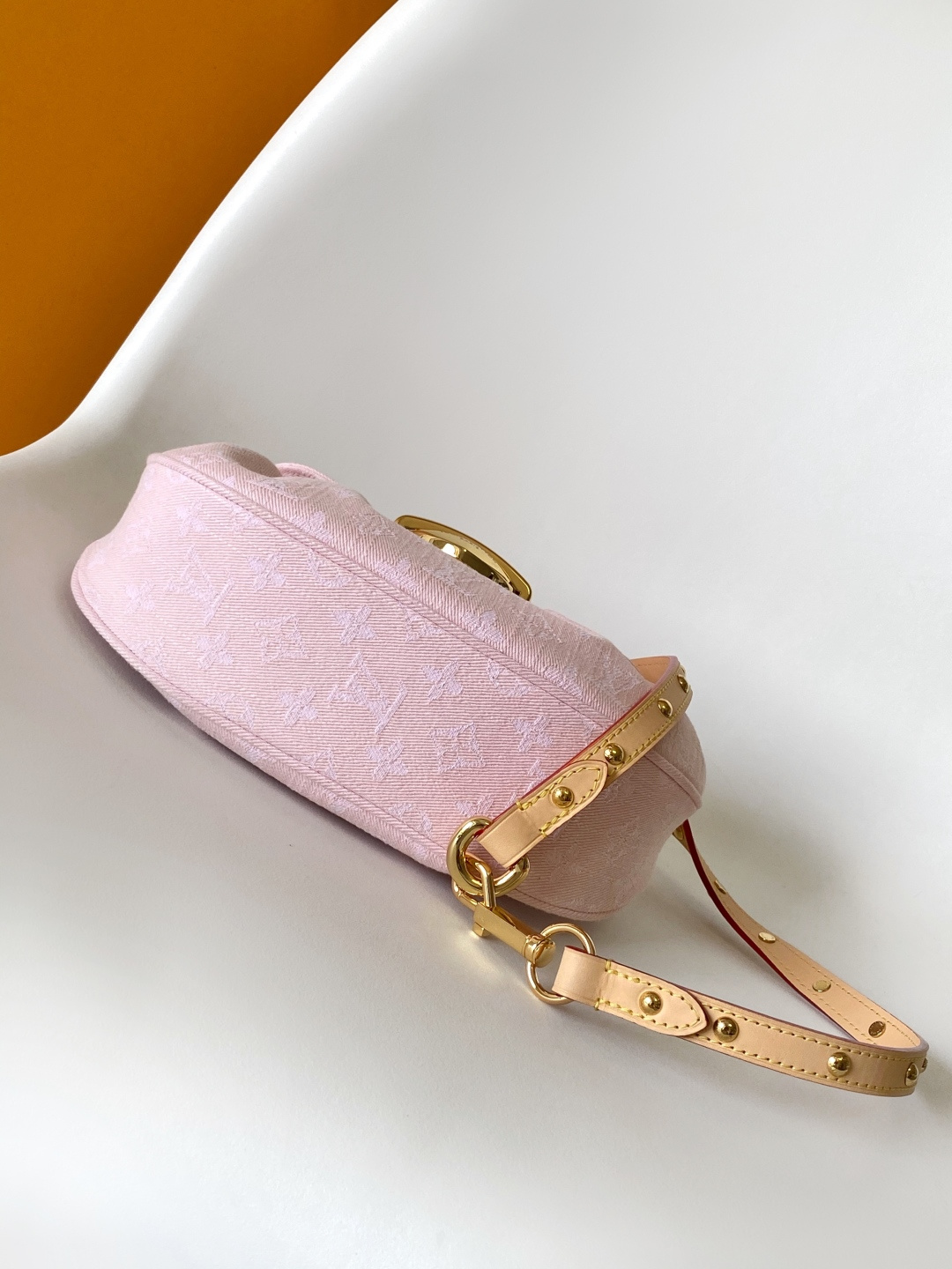 Loewe 动态163 M46829蓝色 M13347 粉色 Sunset 手袋聚焦 Monogram Denim 帆布