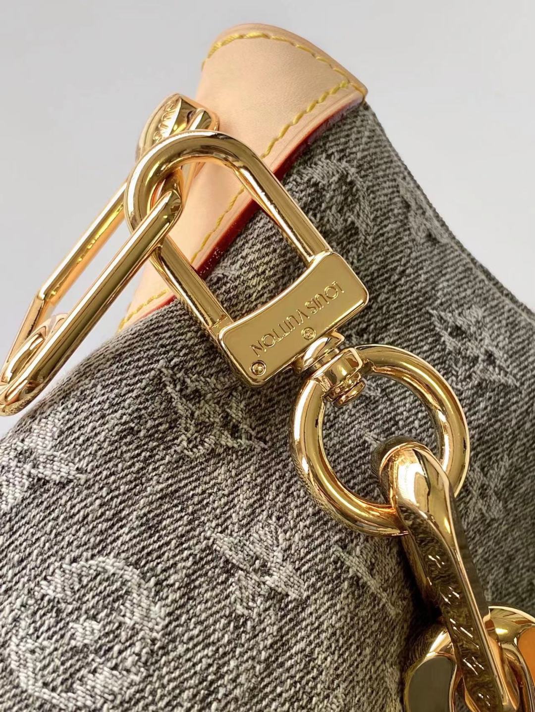 p680💰M13390 顶级原单 动态163这款Coussin Hobo MM手袋庆祝品牌标志性Monogram Denim图案的回归,最初于2005年推出。采用有机棉制成,它由黑色和白色纱线编织而成,已经褪色,以创造复古的外观。宽敞,它装饰有浅金色的金属表面,并包括一个带滑动锁的可拆卸口袋,可安全地存放小物品。此型号可以交叉穿戴,在肩膀或手上。
38 x 33 x 10厘米
(长x高x宽)
灰色褪色
有机棉
天然牛皮衬里
有机棉衬里
浅金色金属
滑门关闭
可拆卸内袋,带拉链
可以包含:13英寸平板电脑,智能手机,钥匙,Zippy钱包,红唇,耳机,其他效应
肩带:可拆卸,可调节
肩带长度:30.0厘米
肩带最大长度:50.0厘米
链条:可拆卸
链条长度:30.0厘米
最大链条长度:50.0厘米
