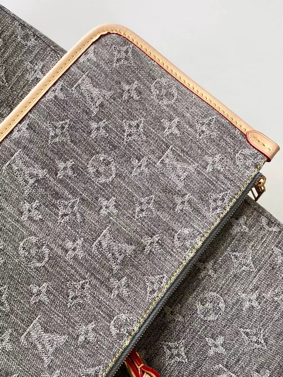 p680💰M13390 顶级原单 动态163这款Coussin Hobo MM手袋庆祝品牌标志性Monogram Denim图案的回归,最初于2005年推出。采用有机棉制成,它由黑色和白色纱线编织而成,已经褪色,以创造复古的外观。宽敞,它装饰有浅金色的金属表面,并包括一个带滑动锁的可拆卸口袋,可安全地存放小物品。此型号可以交叉穿戴,在肩膀或手上。
38 x 33 x 10厘米
(长x高x宽)
灰色褪色
有机棉
天然牛皮衬里
有机棉衬里
浅金色金属
滑门关闭
可拆卸内袋,带拉链
可以包含:13英寸平板电脑,智能手机,钥匙,Zippy钱包,红唇,耳机,其他效应
肩带:可拆卸,可调节
肩带长度:30.0厘米
肩带最大长度:50.0厘米
链条:可拆卸
链条长度:30.0厘米
最大链条长度:50.0厘米