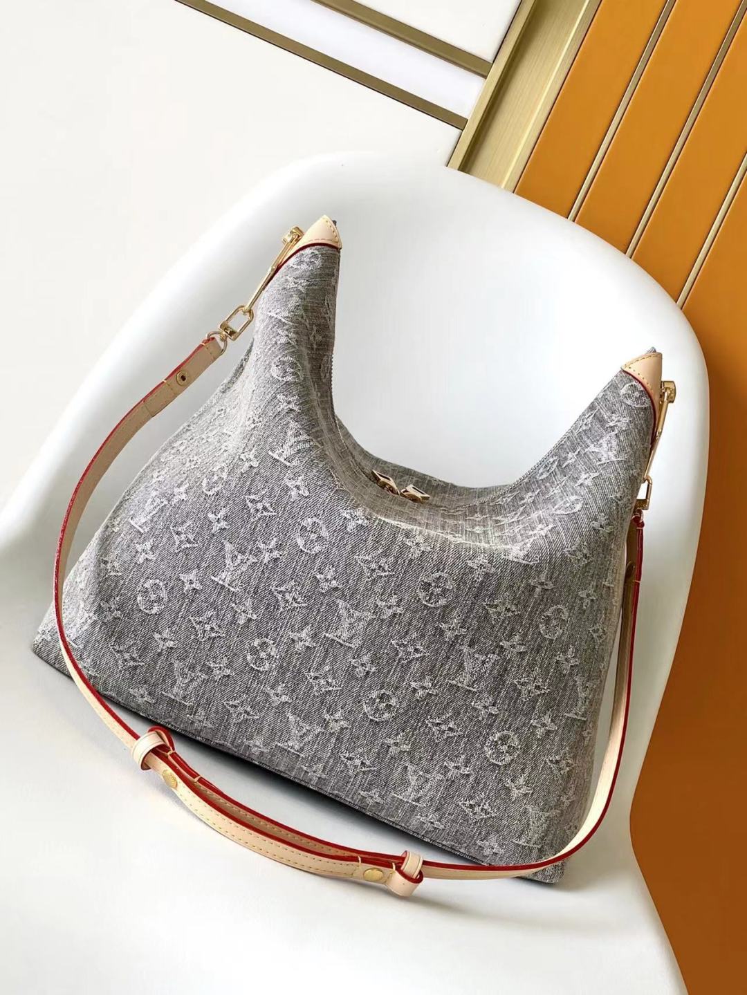 p680💰M13390 顶级原单 动态163这款Coussin Hobo MM手袋庆祝品牌标志性Monogram Denim图案的回归,最初于2005年推出。采用有机棉制成,它由黑色和白色纱线编织而成,已经褪色,以创造复古的外观。宽敞,它装饰有浅金色的金属表面,并包括一个带滑动锁的可拆卸口袋,可安全地存放小物品。此型号可以交叉穿戴,在肩膀或手上。
38 x 33 x 10厘米
(长x高x宽)
灰色褪色
有机棉
天然牛皮衬里
有机棉衬里
浅金色金属
滑门关闭
可拆卸内袋,带拉链
可以包含:13英寸平板电脑,智能手机,钥匙,Zippy钱包,红唇,耳机,其他效应
肩带:可拆卸,可调节
肩带长度:30.0厘米
肩带最大长度:50.0厘米
链条:可拆卸
链条长度:30.0厘米
最大链条长度:50.0厘米