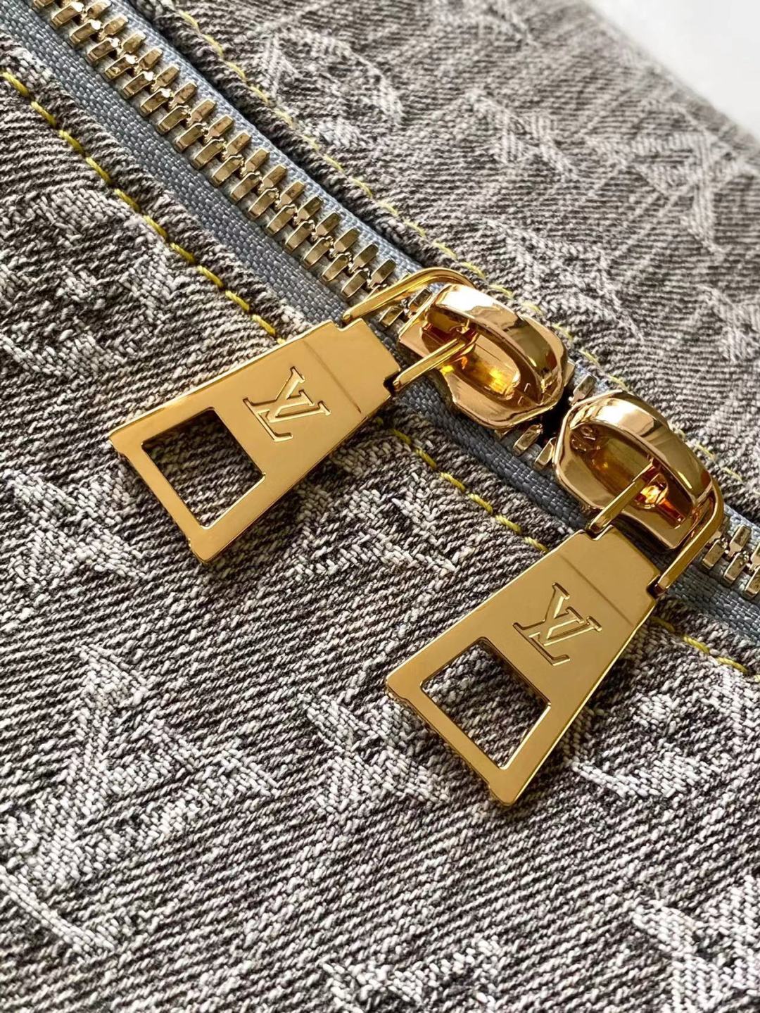 p680💰M13390 顶级原单 动态163这款Coussin Hobo MM手袋庆祝品牌标志性Monogram Denim图案的回归,最初于2005年推出。采用有机棉制成,它由黑色和白色纱线编织而成,已经褪色,以创造复古的外观。宽敞,它装饰有浅金色的金属表面,并包括一个带滑动锁的可拆卸口袋,可安全地存放小物品。此型号可以交叉穿戴,在肩膀或手上。
38 x 33 x 10厘米
(长x高x宽)
灰色褪色
有机棉
天然牛皮衬里
有机棉衬里
浅金色金属
滑门关闭
可拆卸内袋,带拉链
可以包含:13英寸平板电脑,智能手机,钥匙,Zippy钱包,红唇,耳机,其他效应
肩带:可拆卸,可调节
肩带长度:30.0厘米
肩带最大长度:50.0厘米
链条:可拆卸
链条长度:30.0厘米
最大链条长度:50.0厘米