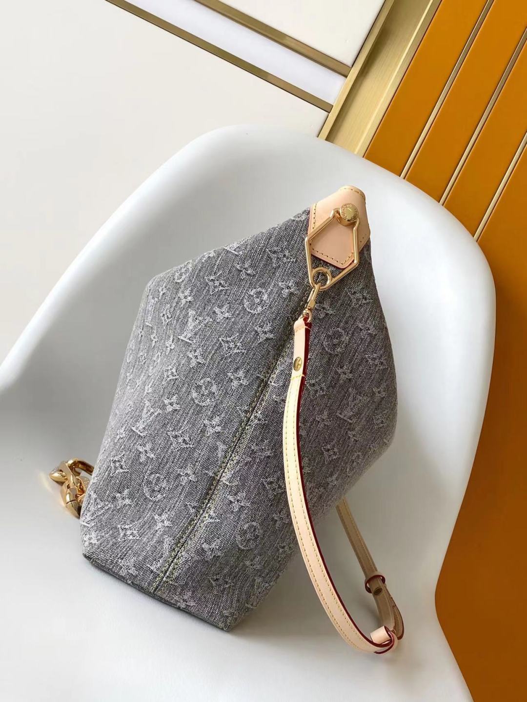 p680💰M13390 顶级原单 动态163这款Coussin Hobo MM手袋庆祝品牌标志性Monogram Denim图案的回归,最初于2005年推出。采用有机棉制成,它由黑色和白色纱线编织而成,已经褪色,以创造复古的外观。宽敞,它装饰有浅金色的金属表面,并包括一个带滑动锁的可拆卸口袋,可安全地存放小物品。此型号可以交叉穿戴,在肩膀或手上。
38 x 33 x 10厘米
(长x高x宽)
灰色褪色
有机棉
天然牛皮衬里
有机棉衬里
浅金色金属
滑门关闭
可拆卸内袋,带拉链
可以包含:13英寸平板电脑,智能手机,钥匙,Zippy钱包,红唇,耳机,其他效应
肩带:可拆卸,可调节
肩带长度:30.0厘米
肩带最大长度:50.0厘米
链条:可拆卸
链条长度:30.0厘米
最大链条长度:50.0厘米