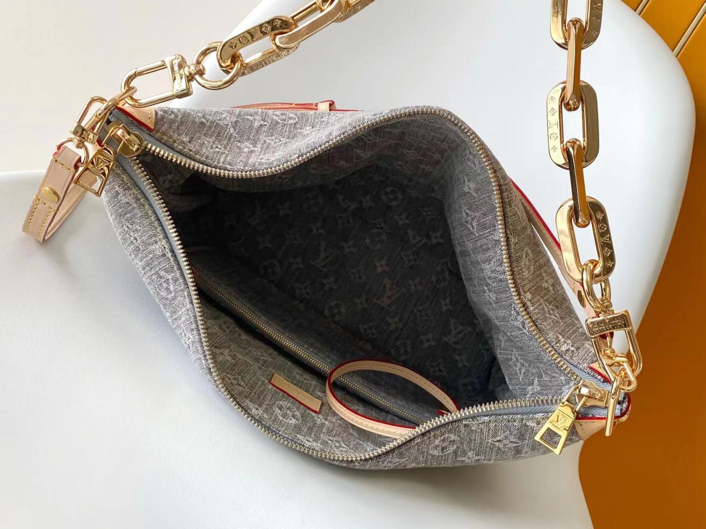 p680💰M13390 顶级原单 动态163这款Coussin Hobo MM手袋庆祝品牌标志性Monogram Denim图案的回归,最初于2005年推出。采用有机棉制成,它由黑色和白色纱线编织而成,已经褪色,以创造复古的外观。宽敞,它装饰有浅金色的金属表面,并包括一个带滑动锁的可拆卸口袋,可安全地存放小物品。此型号可以交叉穿戴,在肩膀或手上。
38 x 33 x 10厘米
(长x高x宽)
灰色褪色
有机棉
天然牛皮衬里
有机棉衬里
浅金色金属
滑门关闭
可拆卸内袋,带拉链
可以包含:13英寸平板电脑,智能手机,钥匙,Zippy钱包,红唇,耳机,其他效应
肩带:可拆卸,可调节
肩带长度:30.0厘米
肩带最大长度:50.0厘米
链条:可拆卸
链条长度:30.0厘米
最大链条长度:50.0厘米