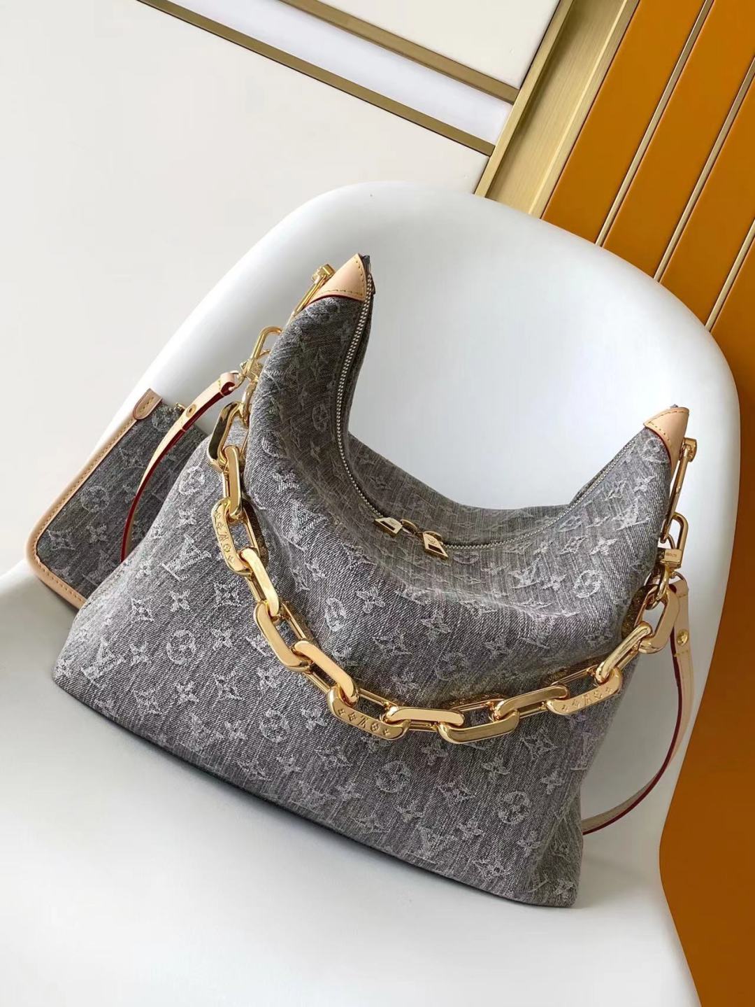 p680💰M13390 顶级原单 动态163这款Coussin Hobo MM手袋庆祝品牌标志性Monogram Denim图案的回归,最初于2005年推出。采用有机棉制成,它由黑色和白色纱线编织而成,已经褪色,以创造复古的外观。宽敞,它装饰有浅金色的金属表面,并包括一个带滑动锁的可拆卸口袋,可安全地存放小物品。此型号可以交叉穿戴,在肩膀或手上。
38 x 33 x 10厘米
(长x高x宽)
灰色褪色
有机棉
天然牛皮衬里
有机棉衬里
浅金色金属
滑门关闭
可拆卸内袋,带拉链
可以包含:13英寸平板电脑,智能手机,钥匙,Zippy钱包,红唇,耳机,其他效应
肩带:可拆卸,可调节
肩带长度:30.0厘米
肩带最大长度:50.0厘米
链条:可拆卸
链条长度:30.0厘米
最大链条长度:50.0厘米