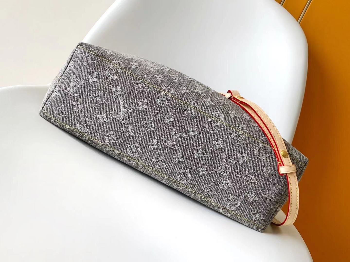 p680💰M13390 顶级原单 动态163这款Coussin Hobo MM手袋庆祝品牌标志性Monogram Denim图案的回归,最初于2005年推出。采用有机棉制成,它由黑色和白色纱线编织而成,已经褪色,以创造复古的外观。宽敞,它装饰有浅金色的金属表面,并包括一个带滑动锁的可拆卸口袋,可安全地存放小物品。此型号可以交叉穿戴,在肩膀或手上。
38 x 33 x 10厘米
(长x高x宽)
灰色褪色
有机棉
天然牛皮衬里
有机棉衬里
浅金色金属
滑门关闭
可拆卸内袋,带拉链
可以包含:13英寸平板电脑,智能手机,钥匙,Zippy钱包,红唇,耳机,其他效应
肩带:可拆卸,可调节
肩带长度:30.0厘米
肩带最大长度:50.0厘米
链条:可拆卸
链条长度:30.0厘米
最大链条长度:50.0厘米
