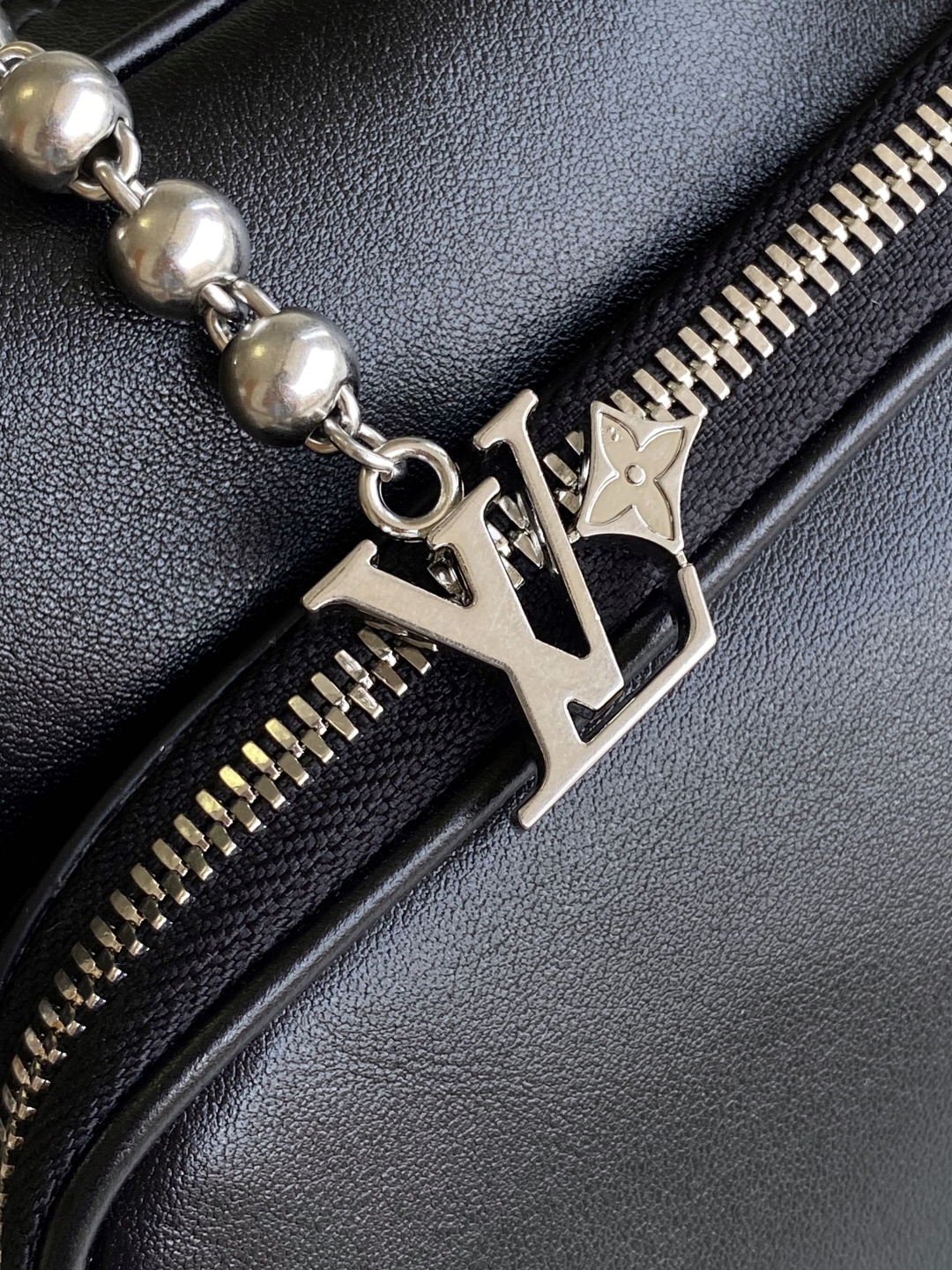 Louis Vuitton Black Leather Crossbody Bag with Studded Detail - M13987 8 cmp i1745951485566 98 0 6