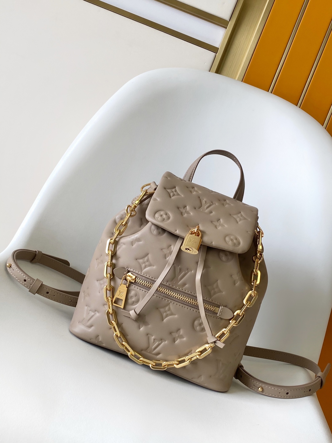 حقيبة ظهر لويس فويتون Coussin Mini Monogram جلد الغنم لون رمادي فاتح