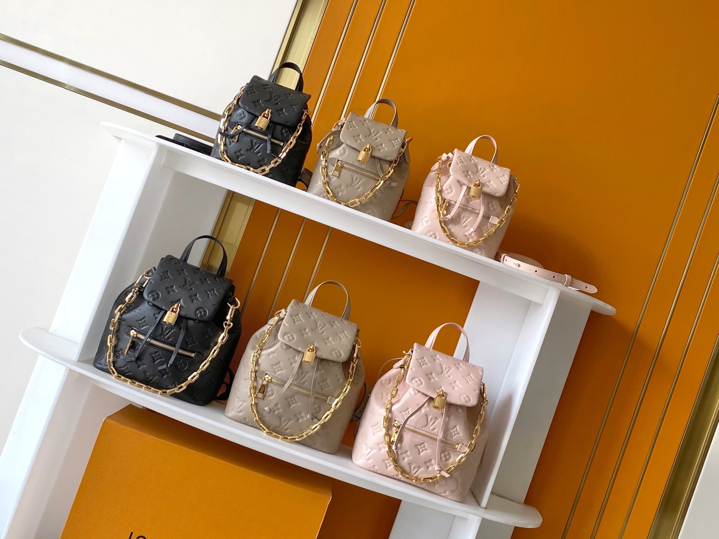 Louis Vuitton Sac à Dos Cuir Embossé Monogram Empreinte Chaîne Dorée, Élégance et Style