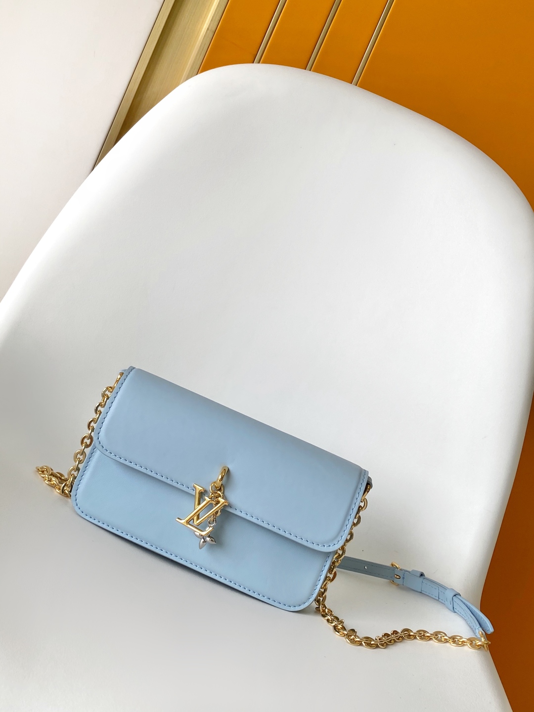 Louis Vuitton Wallet on Chain Lichtblauwe Leren Dameshandtas met Gouden Hardware
