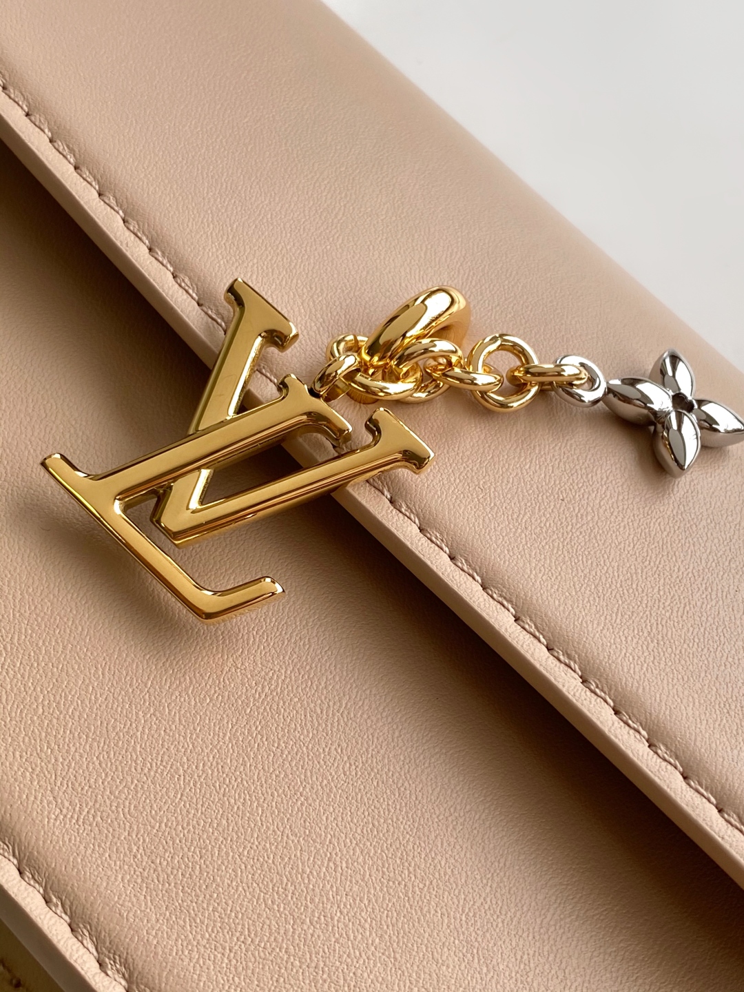 Louis Vuitton Wallet On Chain Bag - Stylish & Functional Accessory 6 cmp i1747599705555 3034 0 4