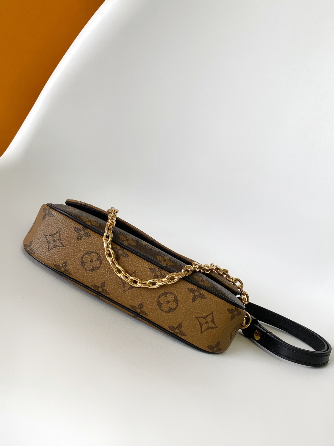 p300💰变码芯片163 质量版本升级顶级原单 M81911老花 M26587Wallet On Chain Ivy 手袋取材 Monogram 帆布，灵感源自 2000 年代的 Sac Recoleta 手袋。卡片夹层和拉链内袋可容纳日常所需，链条和可调节皮革肩带均可拆卸，实现长短肩背和斜挎选择。尺寸：23.5 x 12 x 4.3 厘米