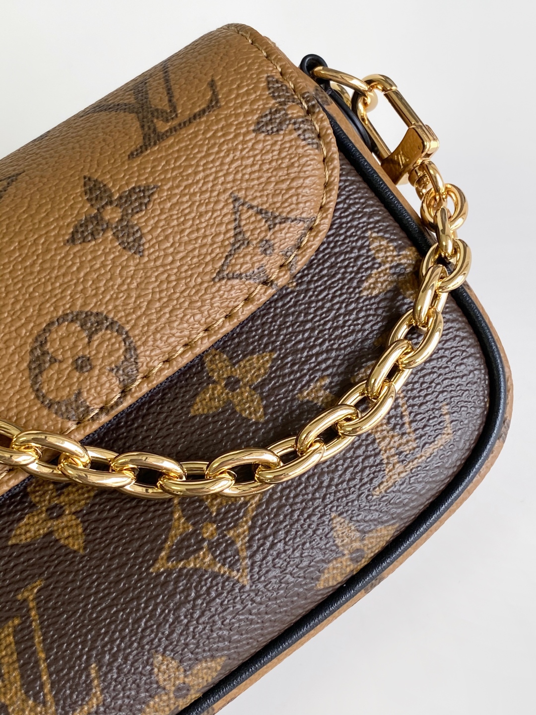 p300💰变码芯片163 质量版本升级顶级原单 M81911老花 M26587Wallet On Chain Ivy 手袋取材 Monogram 帆布，灵感源自 2000 年代的 Sac Recoleta 手袋。卡片夹层和拉链内袋可容纳日常所需，链条和可调节皮革肩带均可拆卸，实现长短肩背和斜挎选择。尺寸：23.5 x 12 x 4.3 厘米