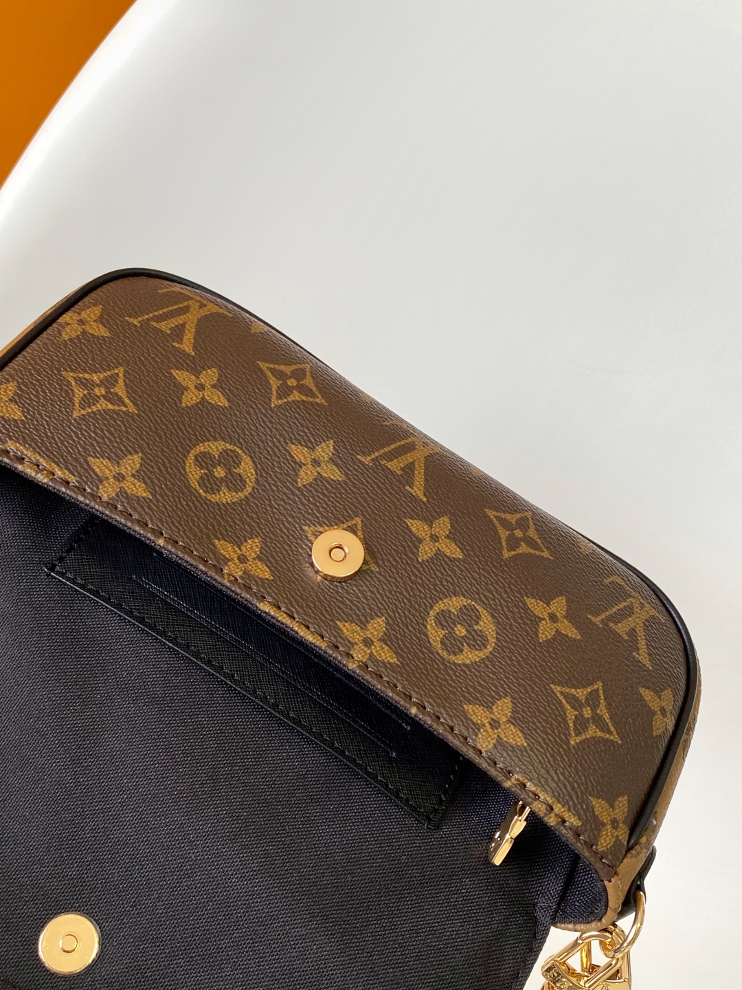p300💰变码芯片163 质量版本升级顶级原单 M81911老花 M26587Wallet On Chain Ivy 手袋取材 Monogram 帆布，灵感源自 2000 年代的 Sac Recoleta 手袋。卡片夹层和拉链内袋可容纳日常所需，链条和可调节皮革肩带均可拆卸，实现长短肩背和斜挎选择。尺寸：23.5 x 12 x 4.3 厘米