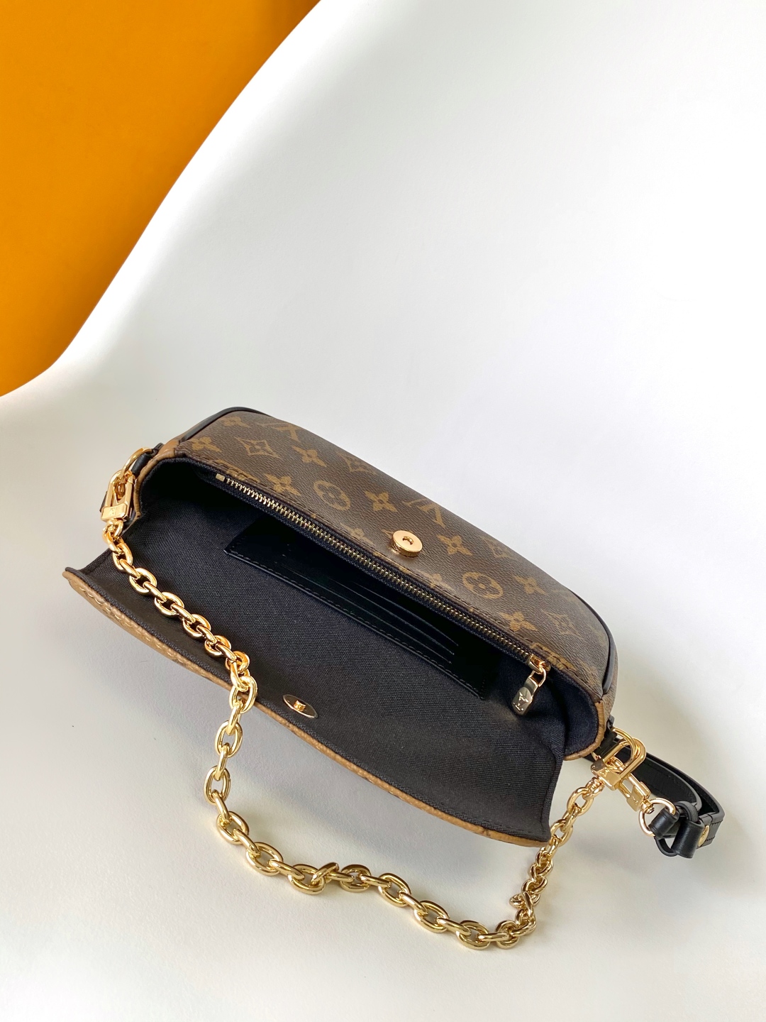p300💰变码芯片163 质量版本升级顶级原单 M81911老花 M26587Wallet On Chain Ivy 手袋取材 Monogram 帆布，灵感源自 2000 年代的 Sac Recoleta 手袋。卡片夹层和拉链内袋可容纳日常所需，链条和可调节皮革肩带均可拆卸，实现长短肩背和斜挎选择。尺寸：23.5 x 12 x 4.3 厘米