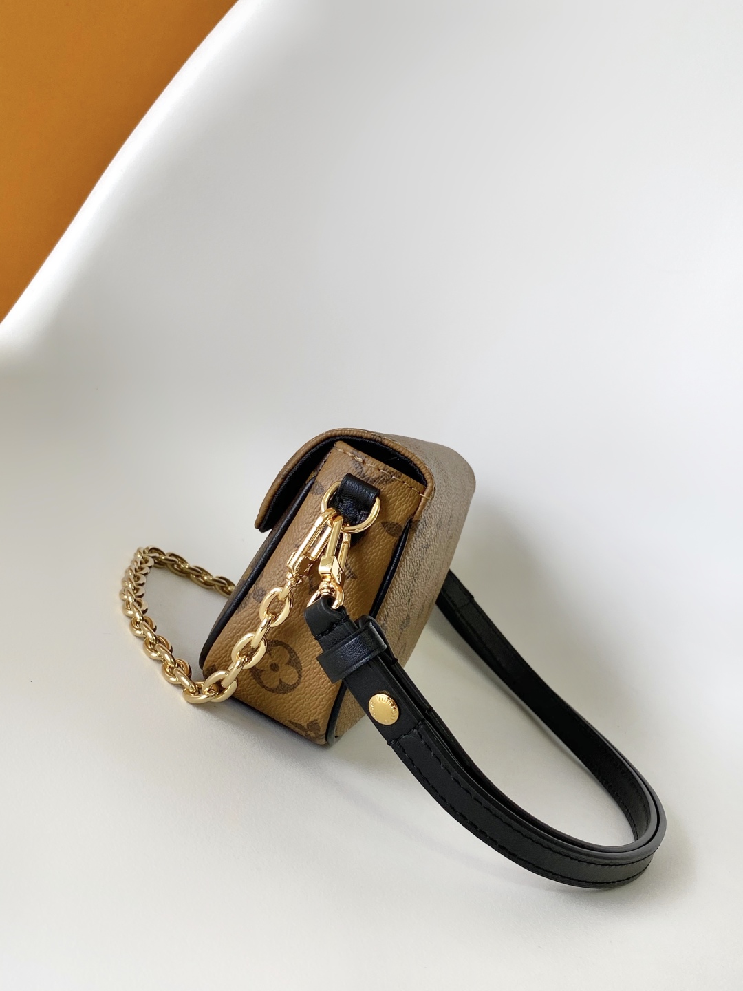 p300💰变码芯片163 质量版本升级顶级原单 M81911老花 M26587Wallet On Chain Ivy 手袋取材 Monogram 帆布，灵感源自 2000 年代的 Sac Recoleta 手袋。卡片夹层和拉链内袋可容纳日常所需，链条和可调节皮革肩带均可拆卸，实现长短肩背和斜挎选择。尺寸：23.5 x 12 x 4.3 厘米