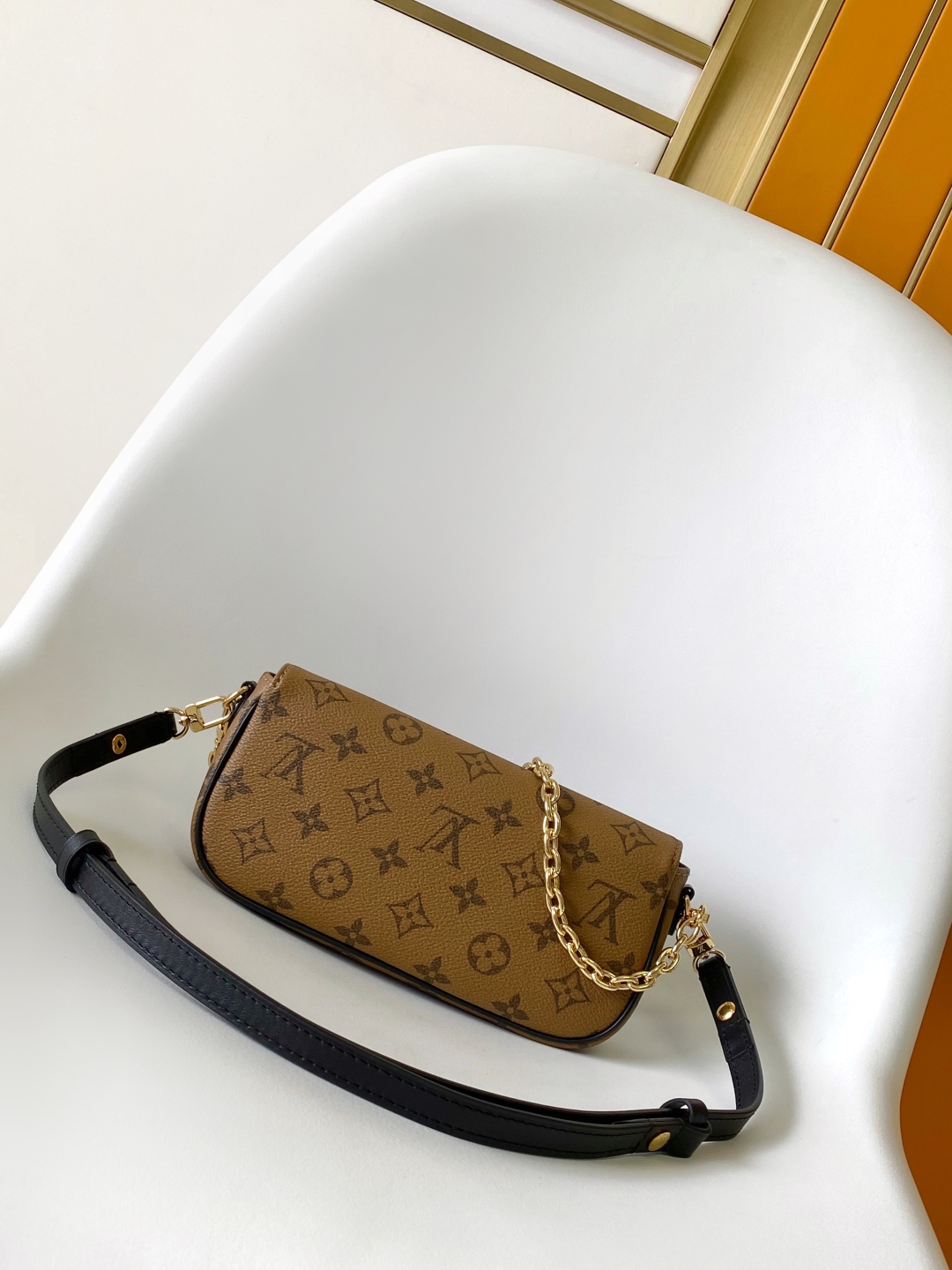p300💰变码芯片163 质量版本升级顶级原单 M81911老花 M26587Wallet On Chain Ivy 手袋取材 Monogram 帆布，灵感源自 2000 年代的 Sac Recoleta 手袋。卡片夹层和拉链内袋可容纳日常所需，链条和可调节皮革肩带均可拆卸，实现长短肩背和斜挎选择。尺寸：23.5 x 12 x 4.3 厘米