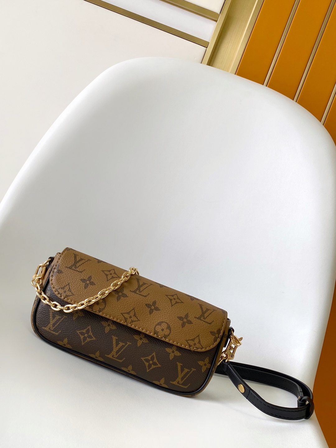 p300💰变码芯片163 质量版本升级顶级原单 M81911老花 M26587Wallet On Chain Ivy 手袋取材 Monogram 帆布，灵感源自 2000 年代的 Sac Recoleta 手袋。卡片夹层和拉链内袋可容纳日常所需，链条和可调节皮革肩带均可拆卸，实现长短肩背和斜挎选择。尺寸：23.5 x 12 x 4.3 厘米